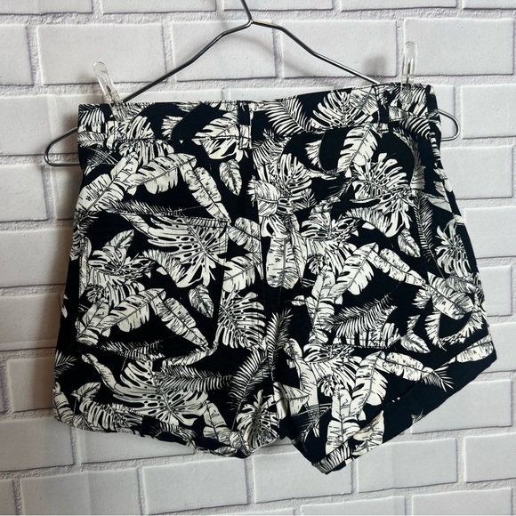DIVIDED H&M women printed black and white floral shorts/size 6 - Picture 5 of 9